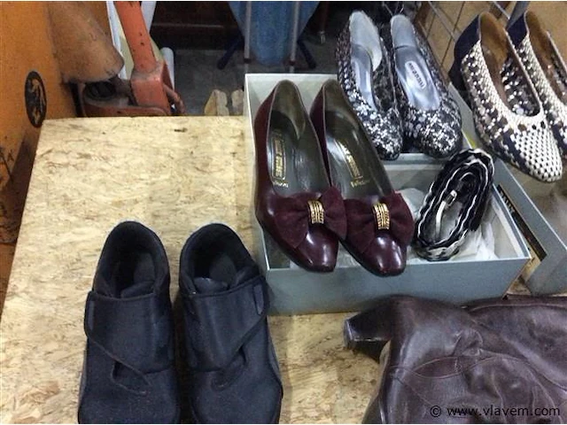 Lot damesschoenen + (maat 38-38,5 ) + hot socks - afbeelding 2 van  5