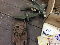 Lot divers speelgoed (modelbouw) - afbeelding 2 van  4