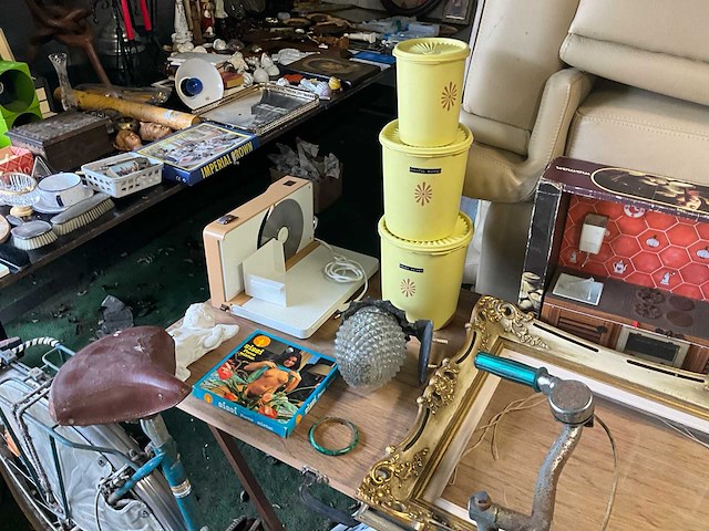 Lot diverse antieken items kast - afbeelding 2 van  26