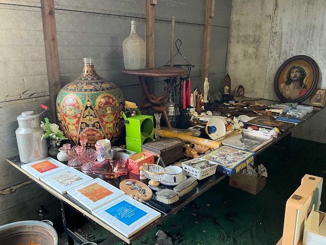 Lot diverse antieken items kast - afbeelding 1 van  26