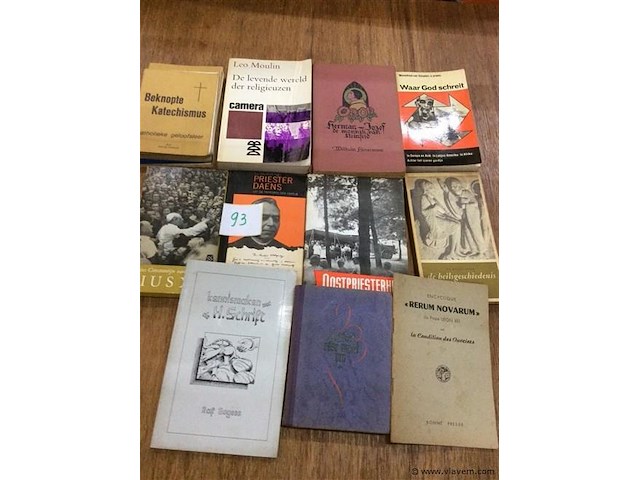 Lot diverse boeken oa oost priesterhulp - afbeelding 1 van  4