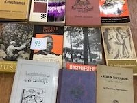 Lot diverse boeken oa oost priesterhulp - afbeelding 1 van  4