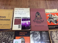 Lot diverse boeken oa oost priesterhulp - afbeelding 2 van  4
