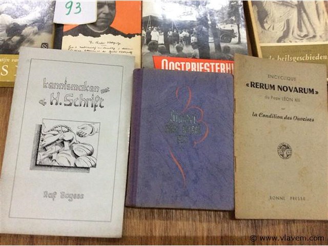 Lot diverse boeken oa oost priesterhulp - afbeelding 4 van  4