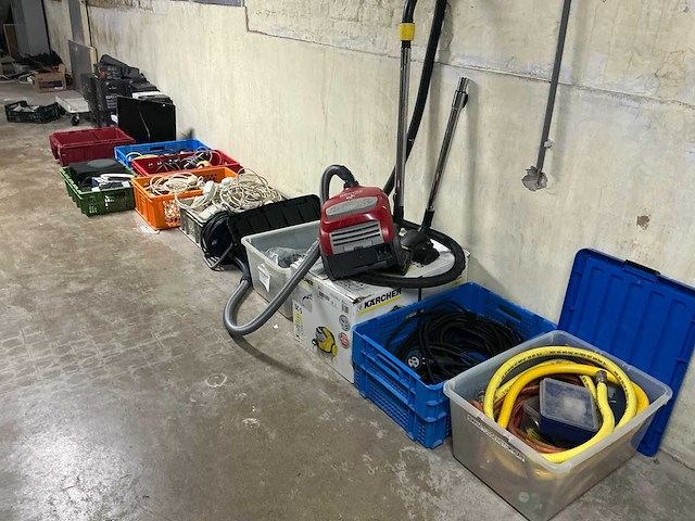 Lot elektronica - afbeelding 1 van  6