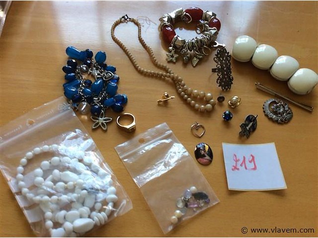Lot fantasiejuwelen - afbeelding 1 van  4
