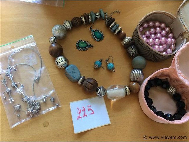 Lot fantasiejuwelen - afbeelding 1 van  4