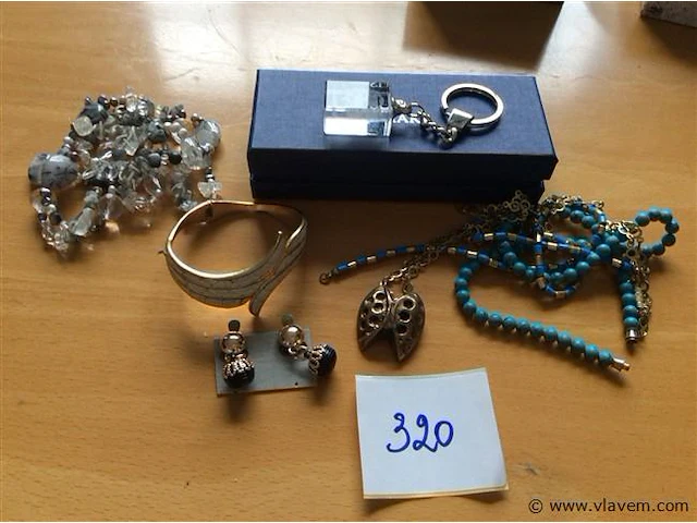 Lot fantasiejuwelen - afbeelding 1 van  2