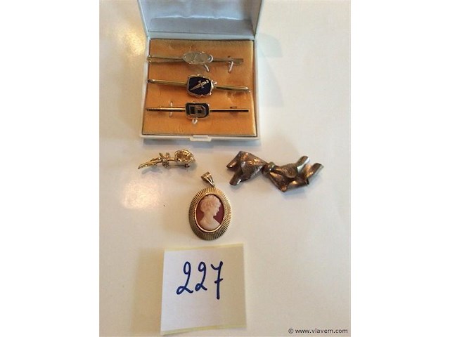 Lot fatasiejuwelen - afbeelding 1 van  3