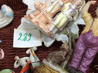 Lot figuurtjes met mand - afbeelding 2 van  3
