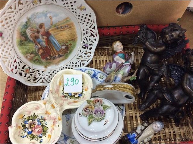 Lot figuurtjes met mand - afbeelding 1 van  3