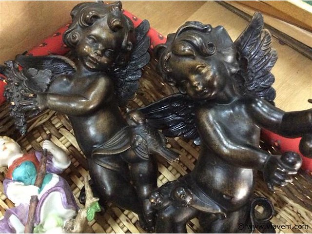 Lot figuurtjes met mand - afbeelding 2 van  3
