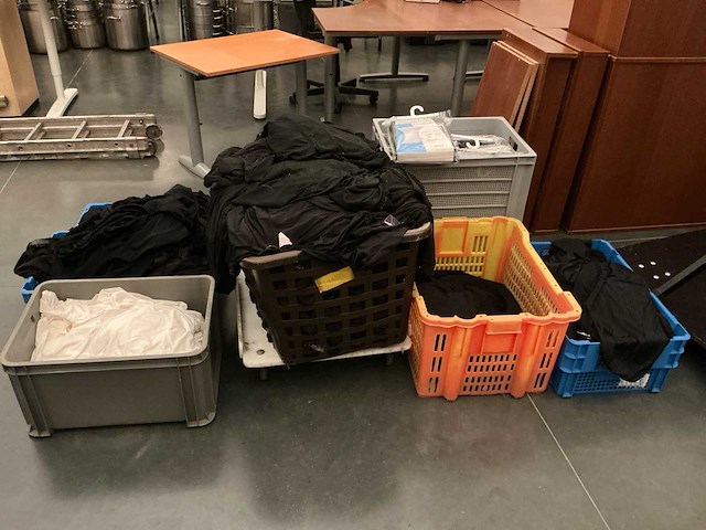 Lot hoezen en overtrekken voor tafels en statafels - afbeelding 1 van  6