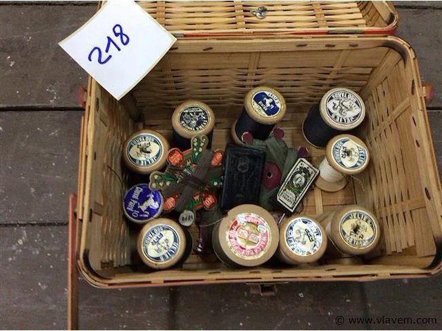 Lot houten klosjes garen in mand - afbeelding 1 van  3
