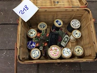 Lot houten klosjes garen in mand