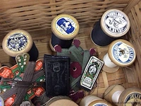 Lot houten klosjes garen in mand - afbeelding 2 van  3