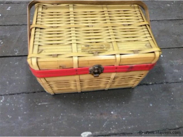 Lot houten klosjes garen in mand - afbeelding 3 van  3