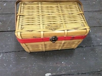 Lot houten klosjes garen in mand - afbeelding 3 van  3