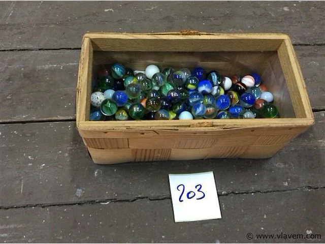 Lot knikkers in mand - afbeelding 1 van  2