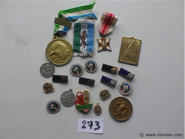 Lot medailles en pins - afbeelding 1 van  5