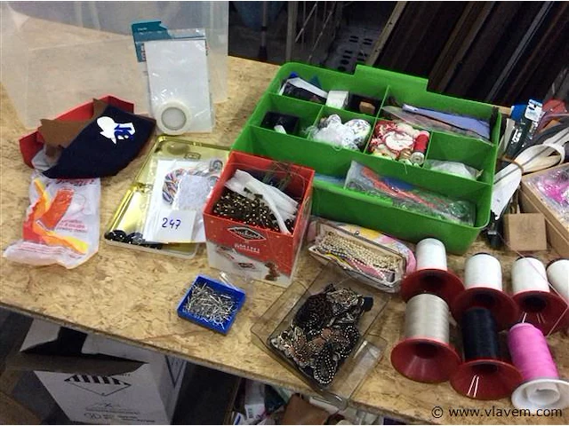 Lot naaigerief in box - afbeelding 1 van  4