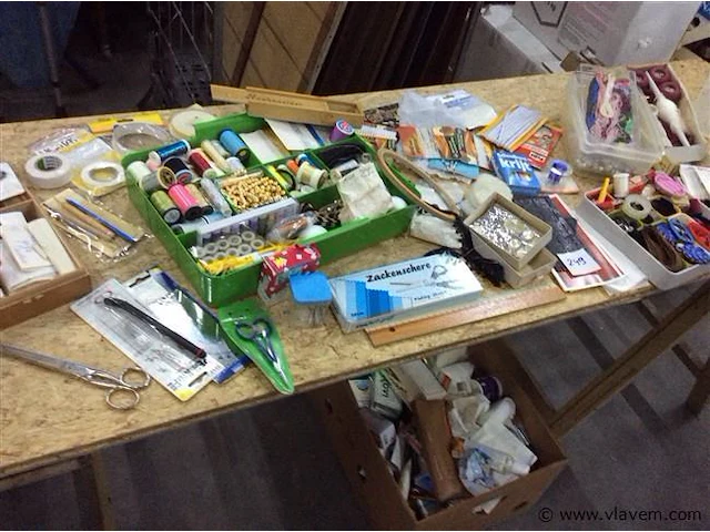 Lot naaigerief in box - afbeelding 1 van  5