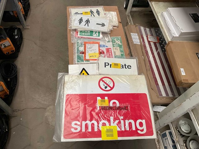 Lot of signs - afbeelding 1 van  2