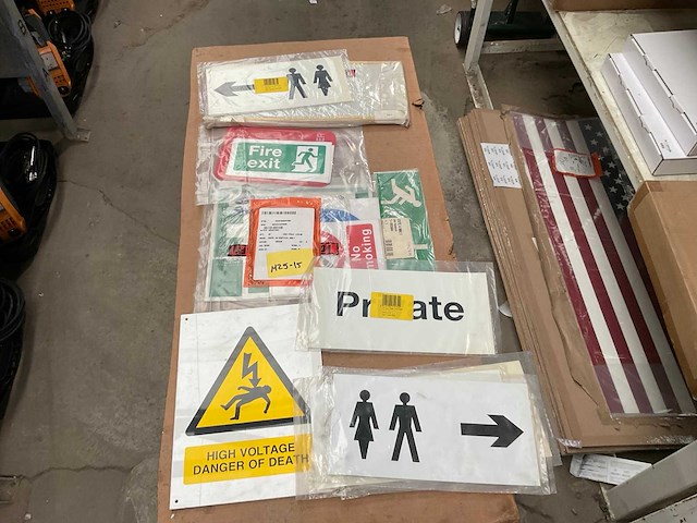 Lot of signs - afbeelding 2 van  2
