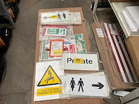 Lot of signs - afbeelding 2 van  2