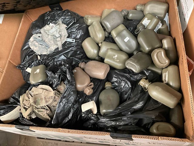 Lot of water bottles with pouches - afbeelding 1 van  3