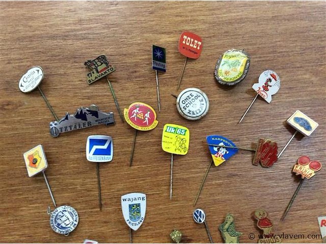 Lot pins - afbeelding 2 van  3