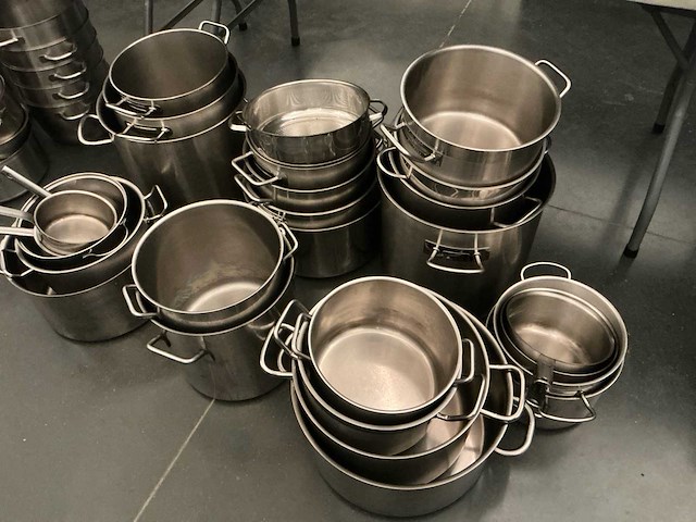 Lot potten pannen - afbeelding 1 van  8