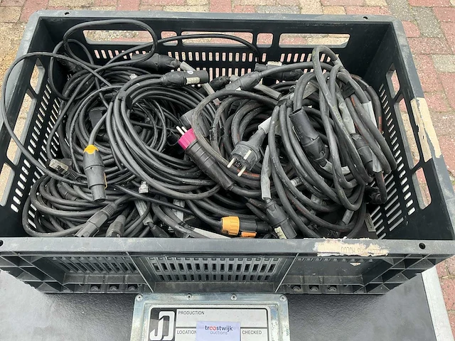 Lot powercon true1 and dmx cables in box - afbeelding 1 van  5
