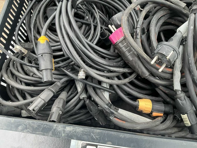 Lot powercon true1 and dmx cables in box - afbeelding 4 van  5