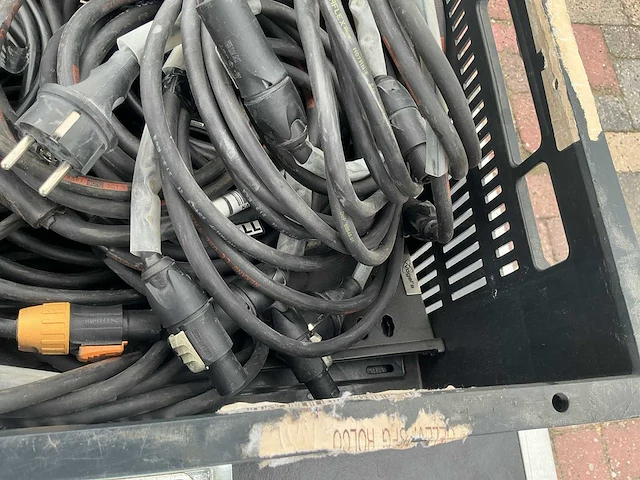 Lot powercon true1 and dmx cables in box - afbeelding 5 van  5