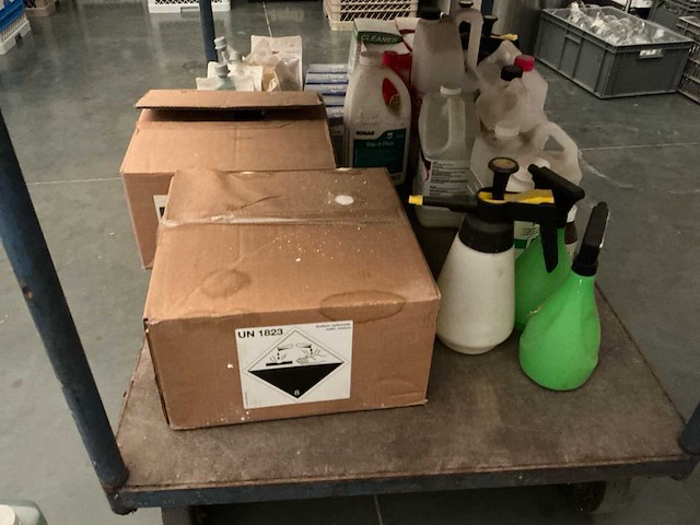 Lot schoonmaakmiddelen - afbeelding 14 van  14