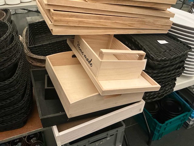 Lot serveer manden en schotels - afbeelding 2 van  10