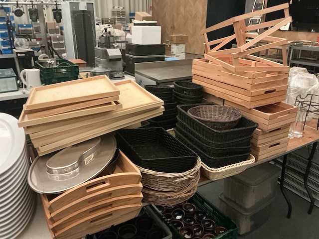 Lot serveer manden en schotels - afbeelding 1 van  10