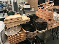 Lot serveer manden en schotels - afbeelding 1 van  10