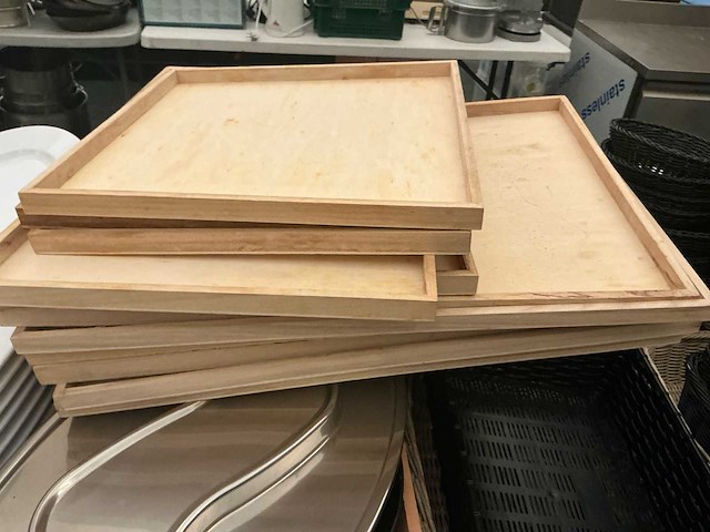 Lot serveer manden en schotels - afbeelding 3 van  10