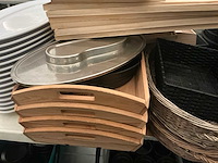 Lot serveer manden en schotels - afbeelding 4 van  10