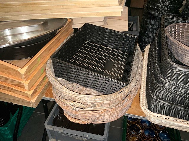 Lot serveer manden en schotels - afbeelding 5 van  10