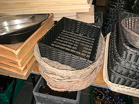 Lot serveer manden en schotels - afbeelding 5 van  10