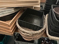 Lot serveer manden en schotels - afbeelding 6 van  10