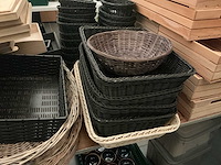 Lot serveer manden en schotels - afbeelding 7 van  10