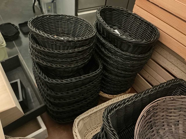 Lot serveer manden en schotels - afbeelding 8 van  10