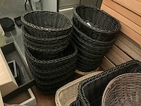 Lot serveer manden en schotels - afbeelding 8 van  10