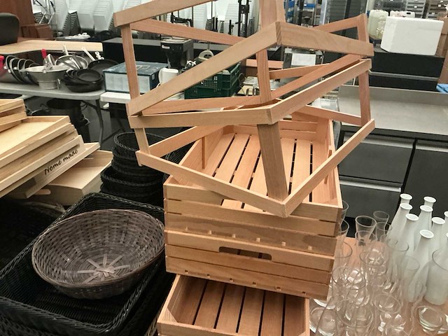 Lot serveer manden en schotels - afbeelding 9 van  10