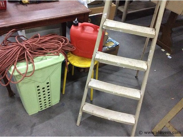 Lot varia oa trapladder + - afbeelding 1 van  2