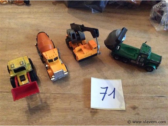 Lot werfvoertuigen - afbeelding 1 van  3